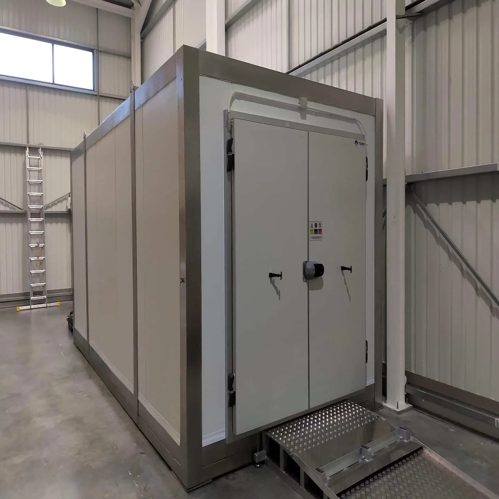 Tundra pod with double doors and aluminium access ramp